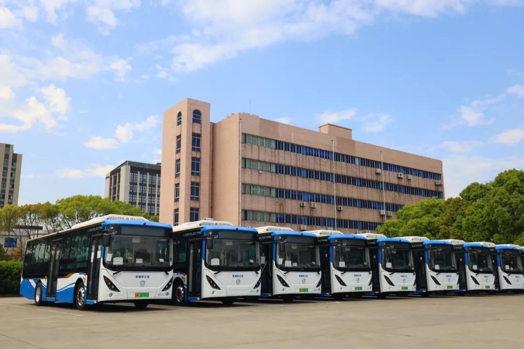 2021新闻《162台！HUD首次批量应用&mdash;&mdash;&ldquo;花博&rdquo;定制版申沃8系交付浦东公交》